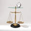 Table d'appoint | Table décorative en aluminium Balance Balance avec plateau en verre | 16 x 16 x 24 po | Table d'appoint unique pour le décor du salon