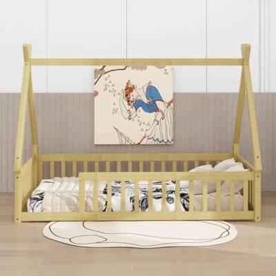 Lit simple en bois en forme de tente avec garde-corps