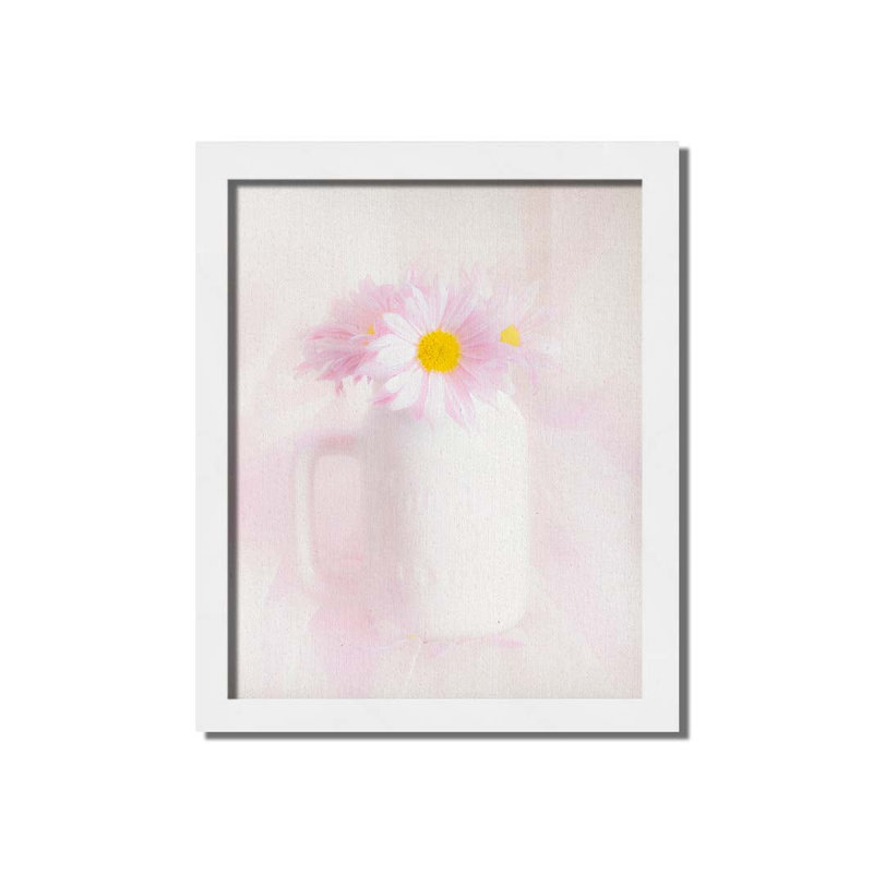 «Daisies in White Vase» par Hal Halli. Impression sur papier - Montée et encadrée, taille de l'image, H 36 po x l 44 po