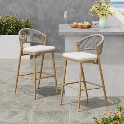 Tabourets de bar d'extérieur à structure en aluminium d'une hauteur de siège de 30,25 po avec dossier en forme de feston en rotin PE, ensemble de 2, finition érable