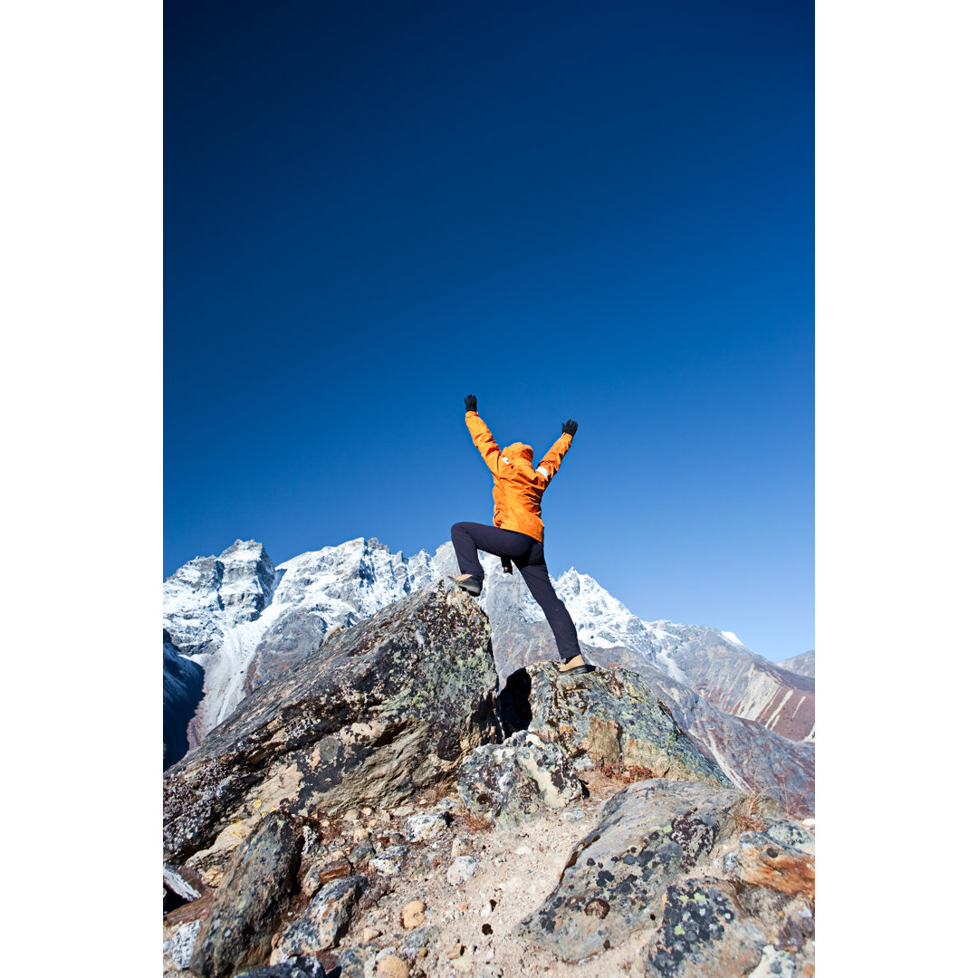 Female Trekker von Hadynyah - Druck ohne Rahmen auf Leinwand