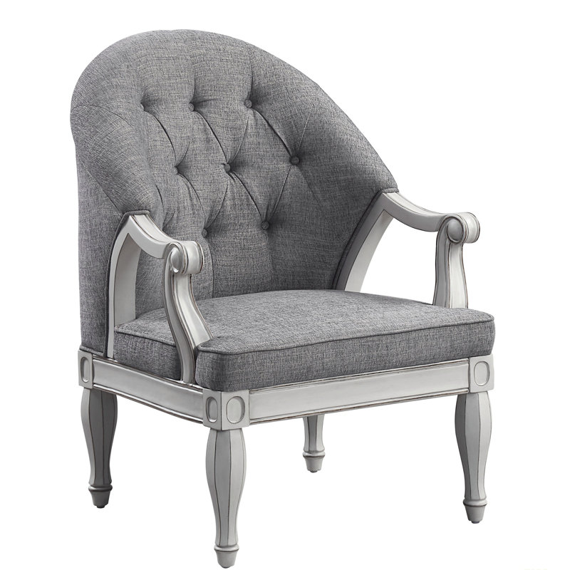 Tissu et chaise au fini blanc antique