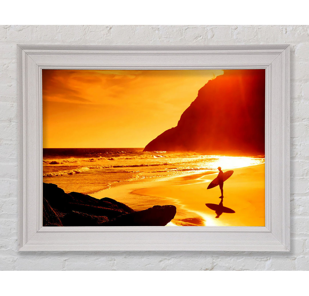 Surfer in der Morgendämmerung Orange Gerahmter Druck Wandkunst