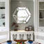 Miroir mural hexagonal unique pour une décoration élégante, parfaite pour ajouter une touche moderne et rehausser la lumière dans n'importe quelle pièce.