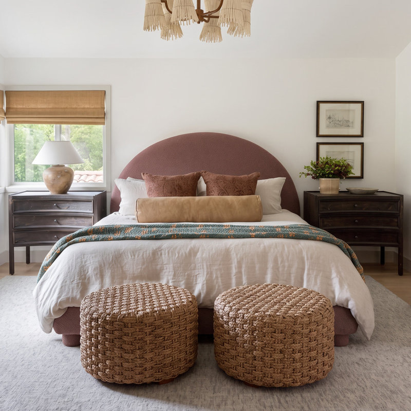 Lit plateforme tapissier Xavian Modern Teddy Boucle avec tête de lit cintrée et lattes en bois pour chambre à coucher Moody