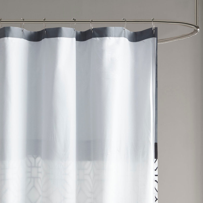 Élégant rideau de douche brodé et découpé avec motifs géométriques, tissu en microfibre douce et doublure supplémentaire pour plus d'intimité et de style.