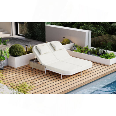 Lit de jour d'extérieur, lit de jour en rotin de patio avec dossier réglable à 5 positions et coussins et oreillers amovibles, causeuse d'extérieur à cadre en fer pour le jardin, la cour, le bord de la piscine