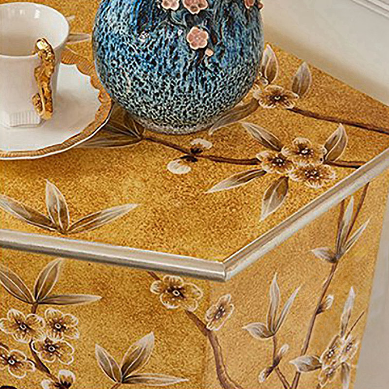 Armoire décorative française avec fleurs peintes