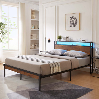 Structure de lit plateforme en métal avec tête et pied de lit en bois avec port USB, lumières DEL