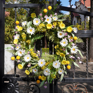 Couronne de printemps ensoleillée et marguerite jaune