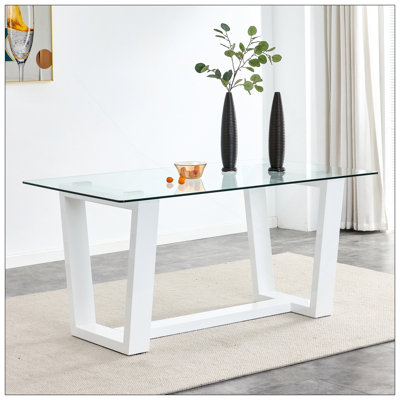 Pouvant accueillir 6 à 8 personnes, cette table de salle à manger rectangulaire moderne et minimaliste dispose d'un plateau en verre trempé et d'un support en panneau de fibres à densité moyenne blanc élégant. Convient pour la cuisine, la salle à manger, le salon, la salle de réunion