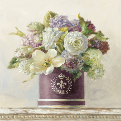 Tulipes dans une boîte à chapeaux aubergine