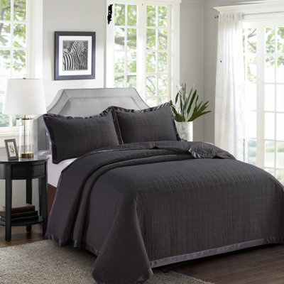 Berdeja Solid Colour Bedspread with Pillowcases Included