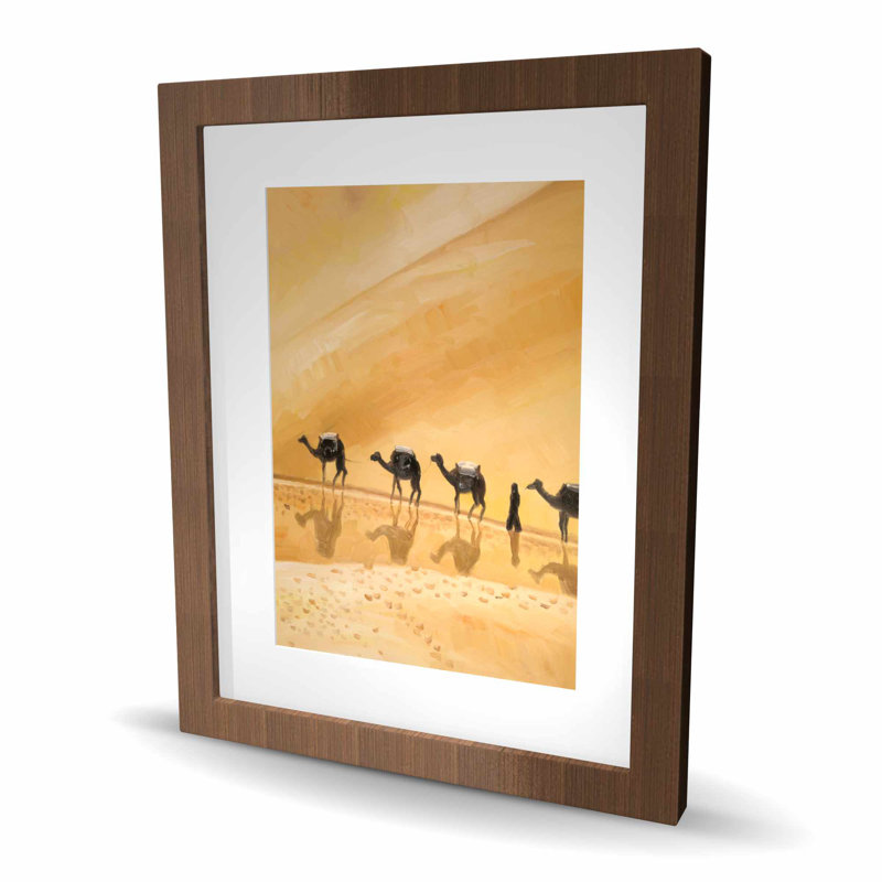 «Walking in the Desert - Wildlife», reproduction encadrée avec passe-partout brun