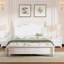 Chambre blanche avec lit plateforme en bois et deux tables de chevet 3 charmantes -
