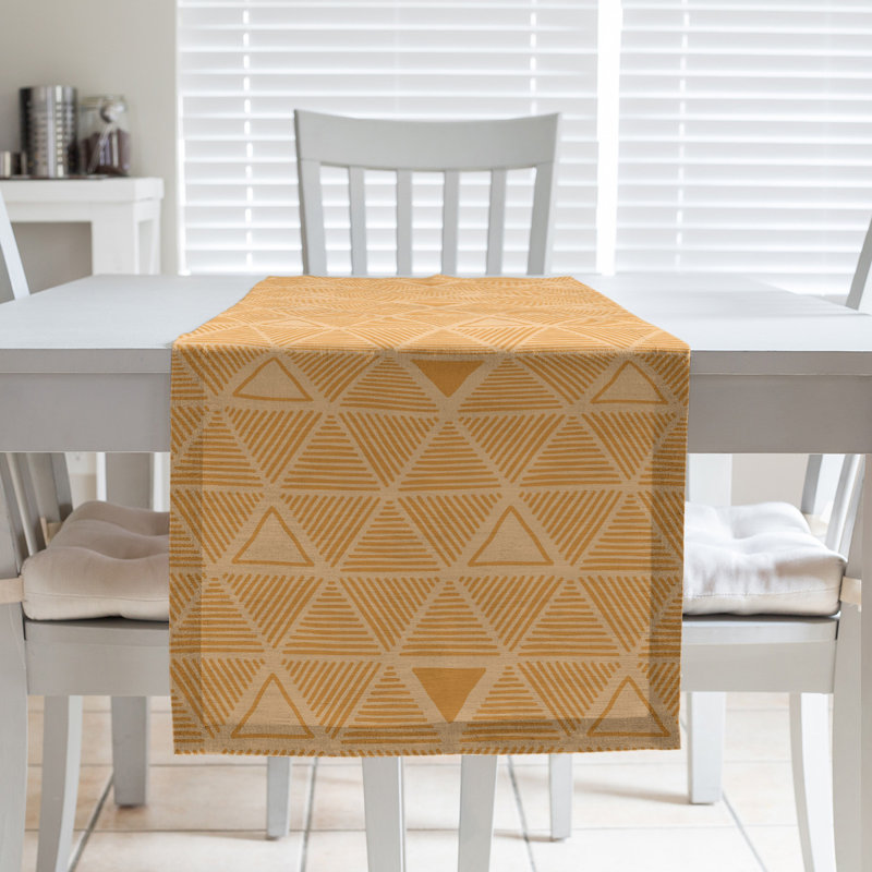 Chemin de table à triangles dessinés à la main Classic, 16 po x 72 po, Orange miel