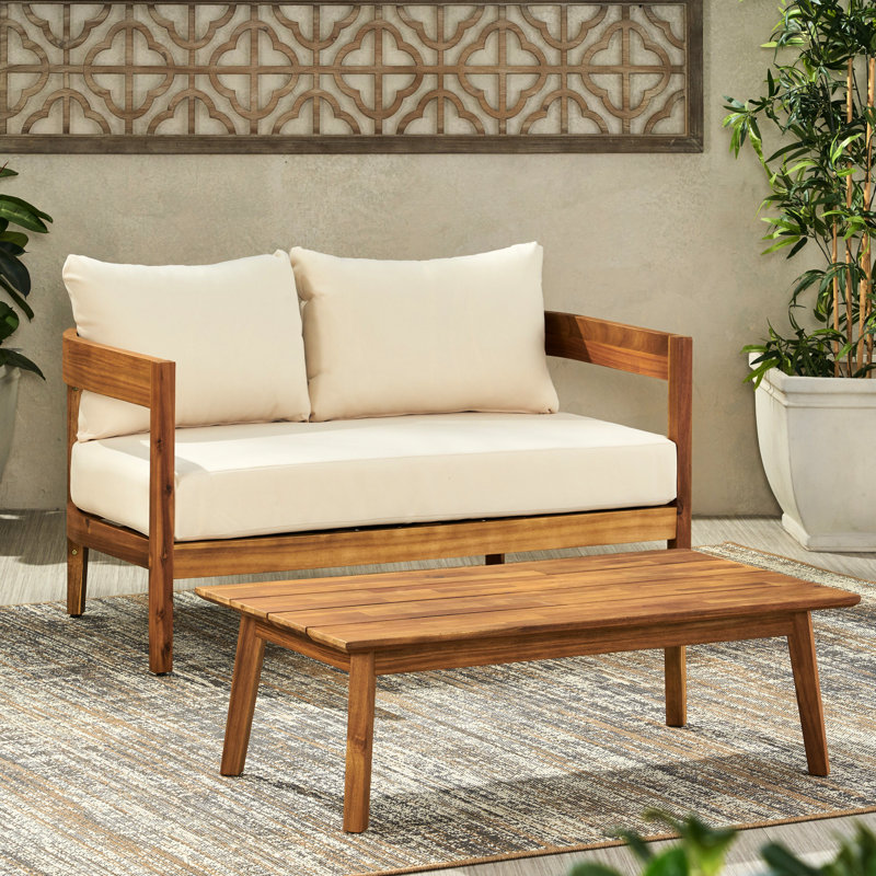Mobilier en bois: et table basse avec coussins d'eau attrayants