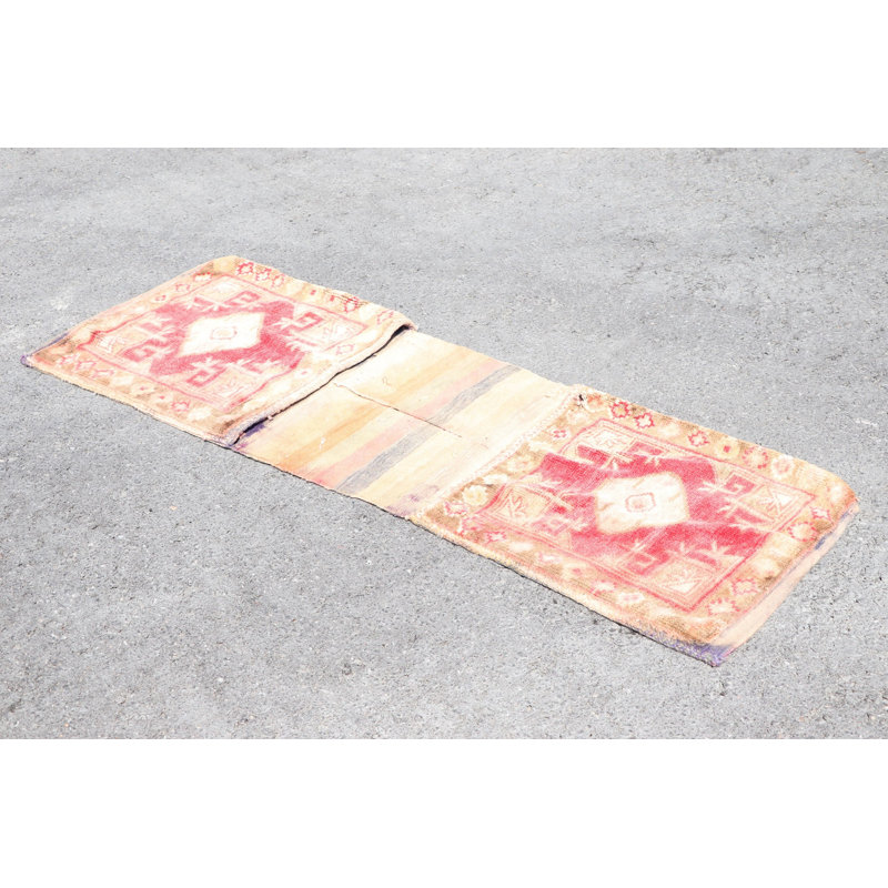 Tapis turc rétro tissé à la main dans un motif géométrique rouge servant de tapis de porte élégant pour un décor élégant