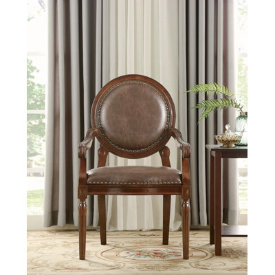 Chaise de bureau formelle avec accoudoirs en similicuir brun foncé et garniture cloutée