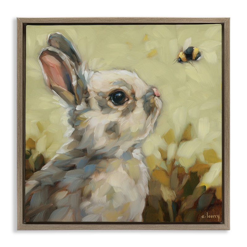 «Bunny Eyeing Bumble Bee», art mural encadré flottant par Andrea Lavery, Cadre flottant orme Montalcino, 25" H x 25" W
