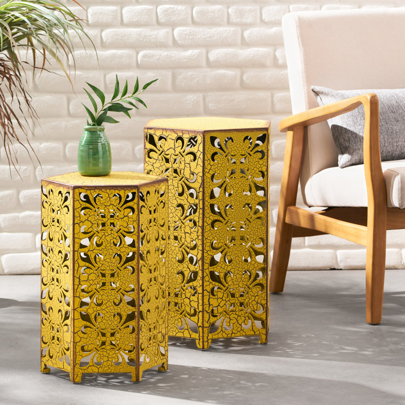 2 tables d'appoint en fer, jaune antique, style distinctif, choix de décoration attrayant