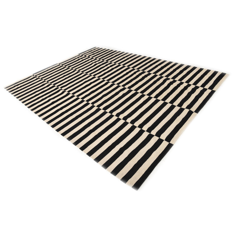 Tapis noir et blanc 8x11
