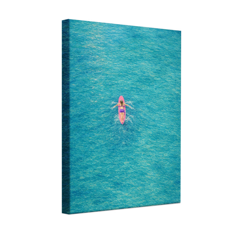 Femme de paysages et de paysages urbains flottant sur un flottant rose dans l'eau de mer, H 48 po x l 32 po