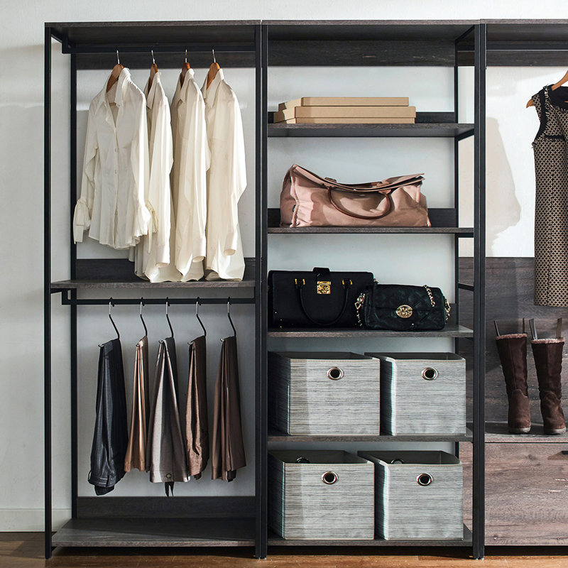 Garde-robe rustique avec cadre très profond de construction et de rangement