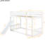 Lit simple superposé au-dessus du sol avec garde-corps, rampe d'escalade, maisonnette blanche confortable pour aire de repos, rampe polyvalente pour chambre à coucher