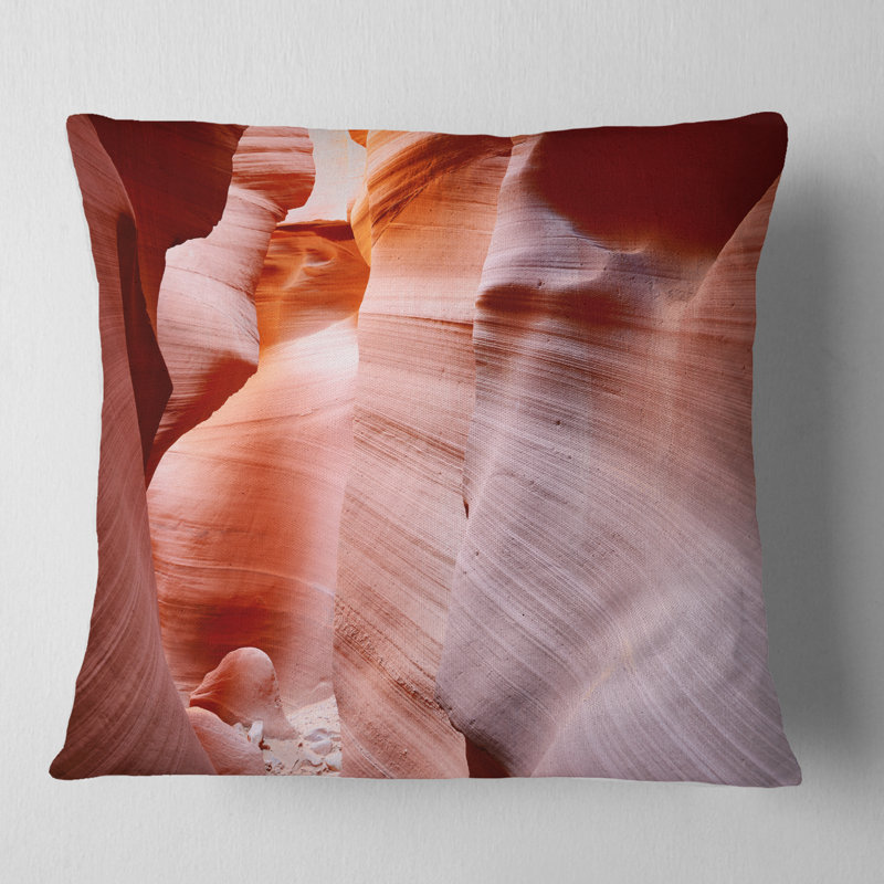 Sun Rays in Antelope Canyon - Coussin à imprimé paysage, 16 po x 1 po, Type de produit