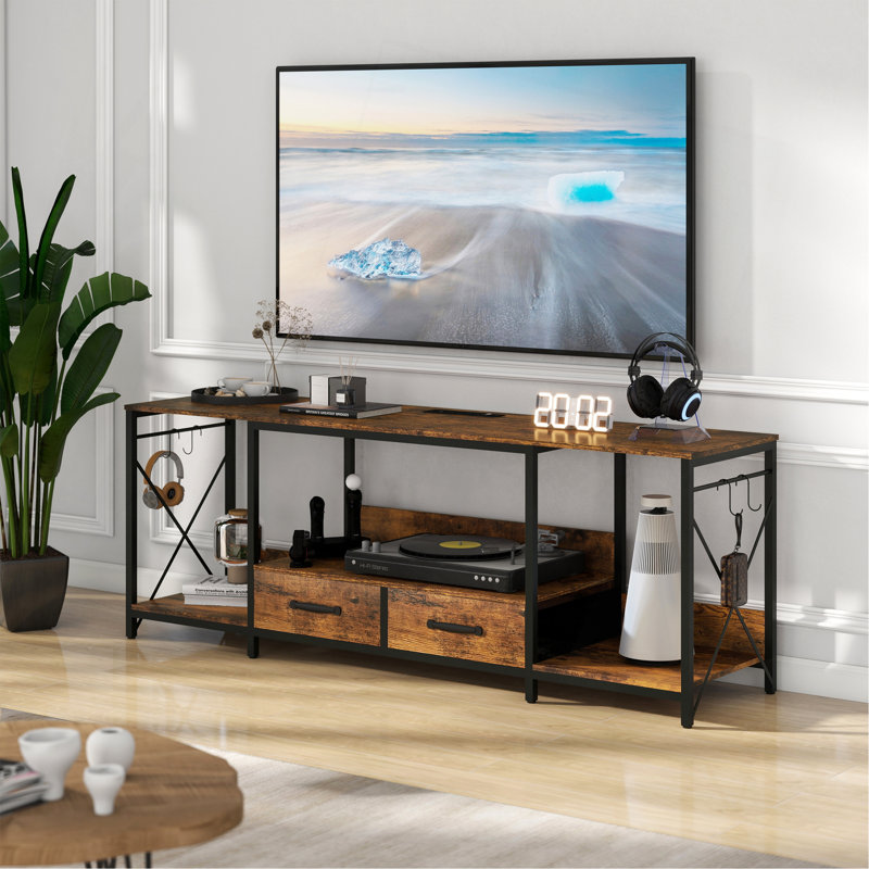 Meuble télé polyvalent avec lumières DEL, prises de courant et beaucoup de rangement pour une installation de divertissement élégante et fonctionnelle.