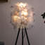 Lampe de table - abat-jour en plumes, trépied moderne, structure en métal-68528364