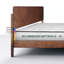 Grand lit plateforme en bois d'acacia massif à 100% avec tête de lit et pied de lit RORNS Bifrost, design Mid-Century Art déco, aucun sommier requis, support de lattes robuste, résistant aux égratignures et à l'eau, finition noyer-1016486411-1016486413
