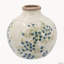 Vase en céramique blanche de 20 x 20 x 20 cm à motif de baies bleues