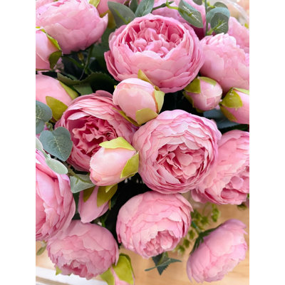 Arrangement de pivoines roses dans un vase