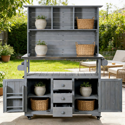 Banc de rempotage extérieur H 65 po avec roues verrouillables, poste de travail de jardin en bois avec plateau en acier inoxydable, tiroirs, tablettes de rangement et huche pour patio et barbecue