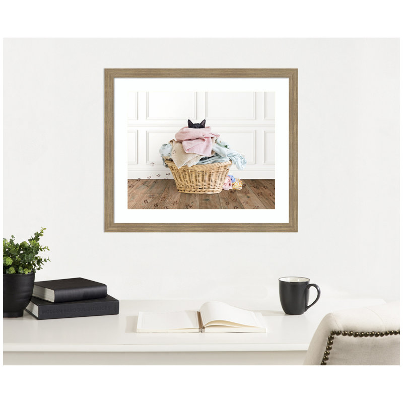 «Cat in a Basket Traditional Laundry» par Amy Peterson, reproduction d'art encadrée