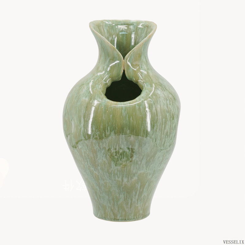 Vase sculptural en céramique vert sauge de 9,8 x 16,5 pouces