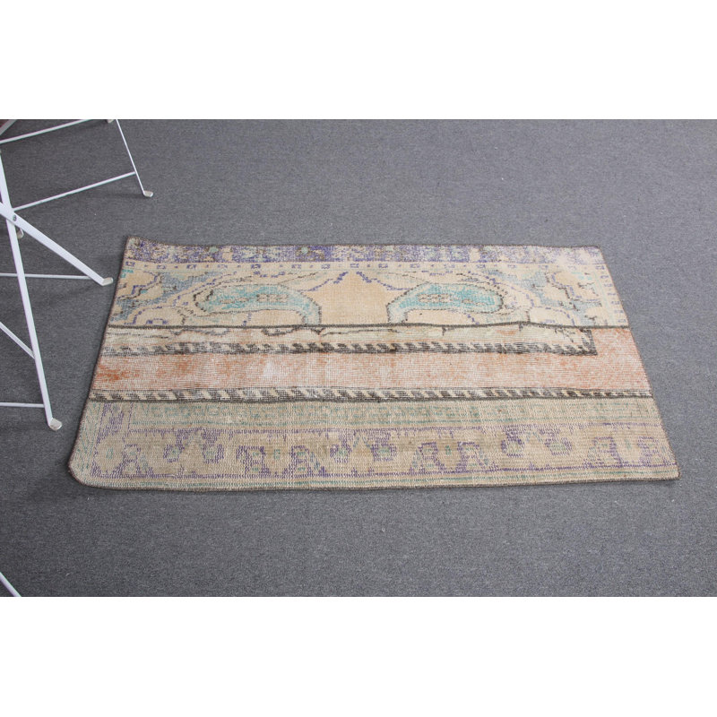 Tapis turc antique vieilli en vert pour un décor rustique avec des motifs en patchwork