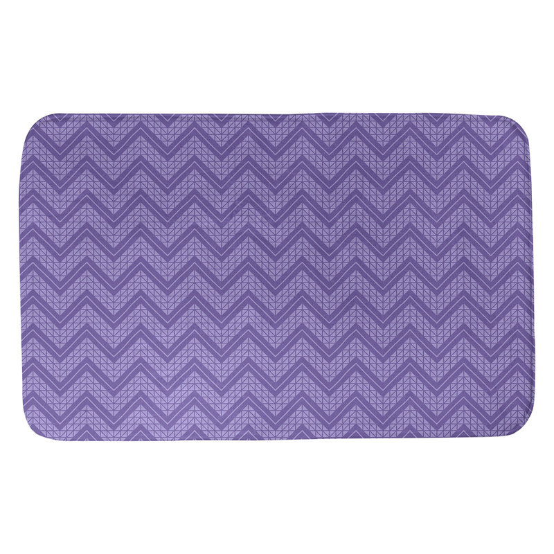 Tapis pour salle de bain à motif à chevrons à la main Stephenie, l 21 po x L 34 po, Mauve clair / mauve