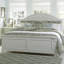 Ensemble de chambre avec grand lit à panneaux et deux tables de chevet Alvy-482382062