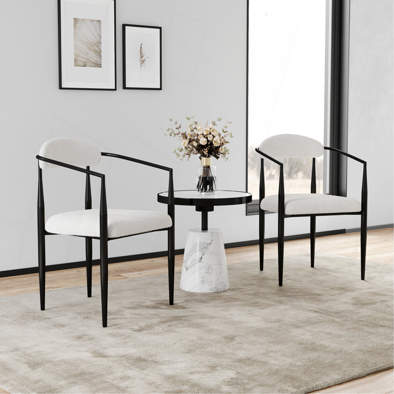 Chaises de salle à manger élégantes et confortables avec sièges rembourrés et dossiers ouverts élégants, parfaites pour les espaces de salle à manger modernes.