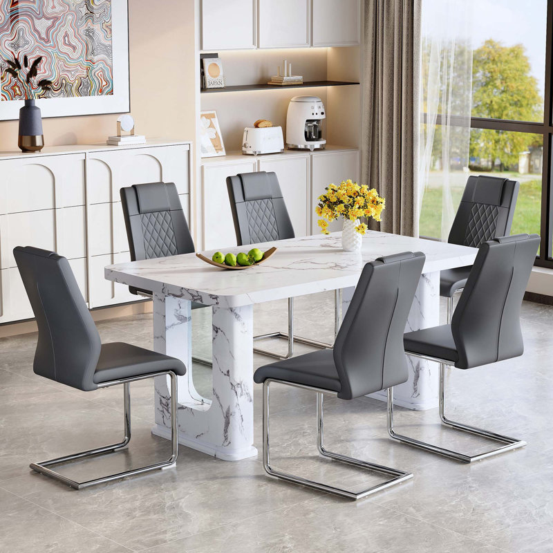 Ensemble de table et de chaises. Table de salle à manger en marbre texturé élégant, alliant à la perfection simplicité et transparence. Ensemble de 4 chaises de haute qualité avec pieds en métal
