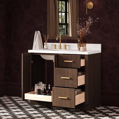 Meuble-lavabo de salle de bain avec lavabo ovale simple décalé à gauche de 107 cm (42 po) et comptoir en quartz blanc de Carrare de 3,8 cm (1,5 po) d'épaisseur, fini chêne brun