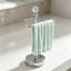 Porte-serviettes sur pied lesté avec boule de cristal, support décoratif en métal chromé poli pour cuisine, salle de bain ou comptoir.