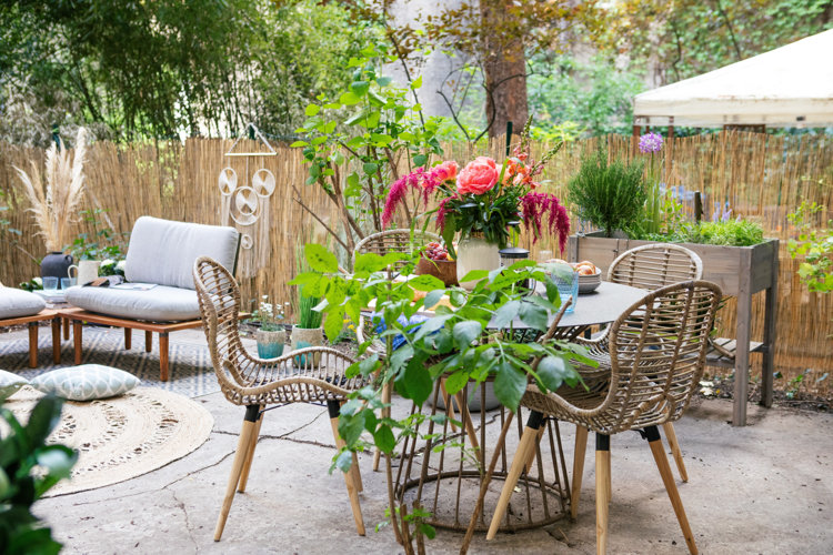 schicker hinterhof makeover für staycation
