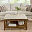 Grande table basse rembourrée en lin capitonné avec tablette en bois de hêtre