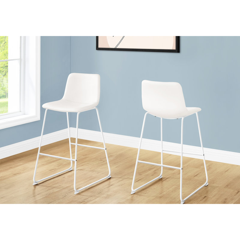 Chaise de bureau debout en similicuir blanc, ergonomique pour les sessions de travail soutenues, aspect de bureau moderne et fabrication en métal robuste