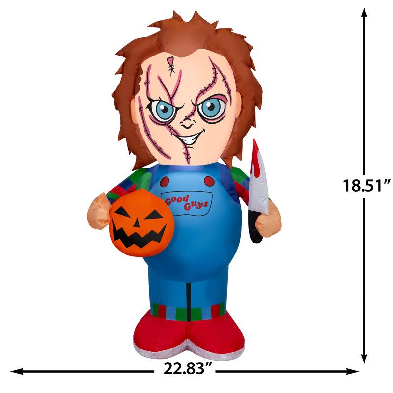 Chucky tenant une citrouille universelle Airblown Stylized