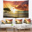 Tapisserie paysage sur une plage sous un ciel nuageux-28507533